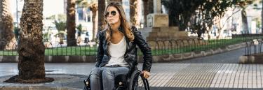 Invacare kørestolspude - Matrx Flo-tech Contour Visco skumpude, siddepude til kørestol -  god trykaflastning, stabil siddestilling - viskoelastisk skum - hjælpemidler til hadicappede og ældre - Kvinde i Küschall stol
