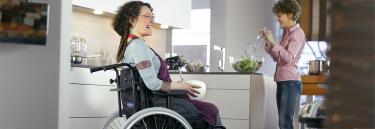 Invacare Matrx Flo-tech Lite skumpude, siddepude til kørestol -  let trykaflastning, god siddestilling - hjælpemidler til hadicappede og ældre - Kvinde i Rea Spirea kørestol