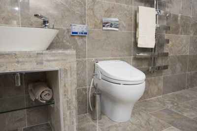 Aquatec Pure Bidet monteret på vægmonteret toilet - artikel vedr. inkontinens