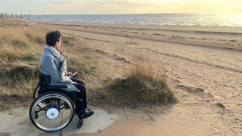 Anette på strand med udsigt udover havet