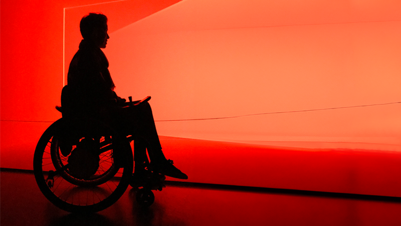 Anette omgivet af røde nuancer