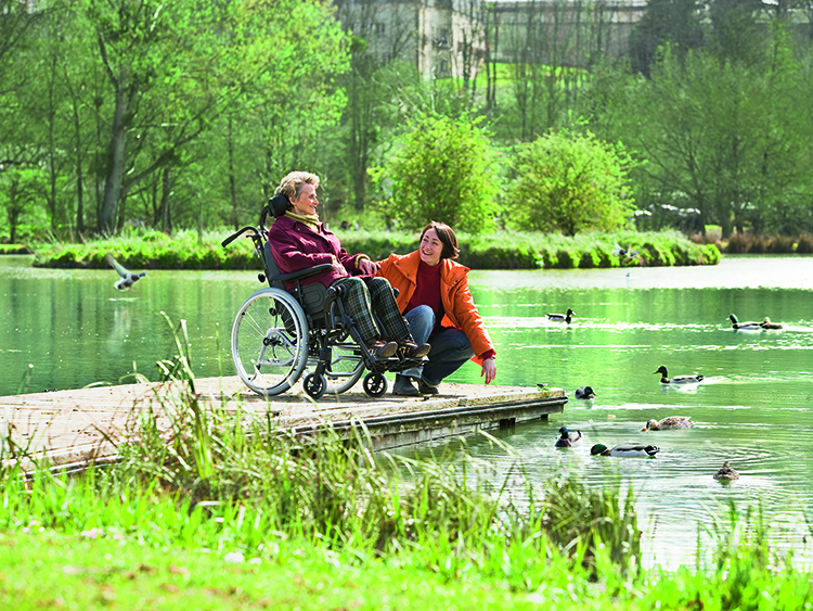 Azalea Minor, komfortkørestol, kørestolsbruger, kvinde i kørestol ved sø og skov