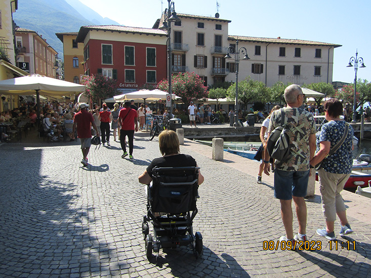 Merete og Kompas på stenbelagt torv. Privat foto