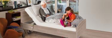 Invacare plejesenge - SB755 - 755D - delbar seng - Elektrisk indstillelig plejeseng - Seng til patienter - Hjælpemidler til ældre og handicappede