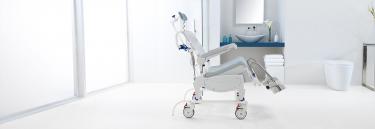 Invacare Aquatec Ocean Vip Ergo bad- og toiletstol med sædekip med glidende balancepunkt - sikkerhed  ved bad og toilette - hjælpemidler til handicappede og ældre