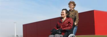 Invacare kørestolspude - Vicair Liberty siddepude, pude til kørestol, kørestolspude med luft- god trykaflastning, stabil siddestilling - hjælpemidler til handicappede og ældre - Kvinde i Rea Spirea