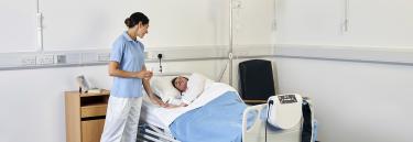 Invacare dynamisk luftmadras - SoftCloud - hospitalsseng- forebygger tryksår i højrisiko - behandling af tryksår - plejeseng - Hjælpemilder til ældre og handicappede