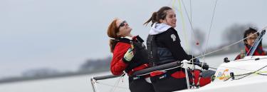 Invacare kørestolspude - sejltur med handicap- Vicair Allrounder O2 pude, pude til kørestol, kørestolspude med luft- god trykaflastning, stabil siddestilling, positionering - hjælpemidler til handicappede og ældre
