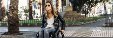 Invacare kørestolspude - Matrx Flo-tech Contour Visco skumpude, siddepude til kørestol -  god trykaflastning, stabil siddestilling - viskoelastisk skum - hjælpemidler til hadicappede og ældre - Kvinde i Küschall stol