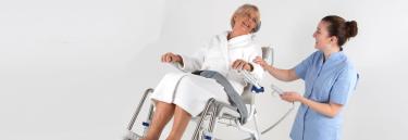 DK Invacare Aquatec Ocean E-VIP bad- og toiletstol med elektrisk højdeindstilling og sædekip - sikkerhed - badehjælpemidler til handicappede og ældre