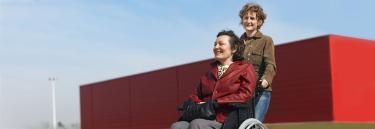 Invacare kørestolspude - Vicair Liberty siddepude, pude til kørestol, kørestolspude med luft- god trykaflastning, stabil siddestilling - hjælpemidler til handicappede og ældre - Kvinde i Rea Spirea
