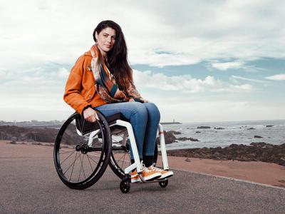THE KSL 2.0 - lifestyle  - kvinde ved strand i hvid KSL kørestol