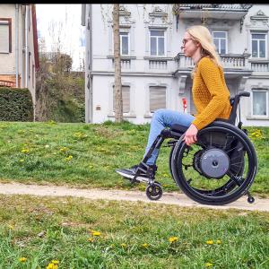 DuoDrive hjælpemotor til manuelle kørestole, fra Alber. Med cruise mode funktion