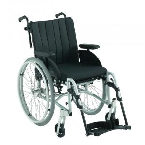 Invacare kørestol - XLT swing - astrammekørestol med svingbare og aftagelige benstøtter - manuel kørestol - siddestilling - kvalitet - Hjælpemidiler til ældre og handicappede 