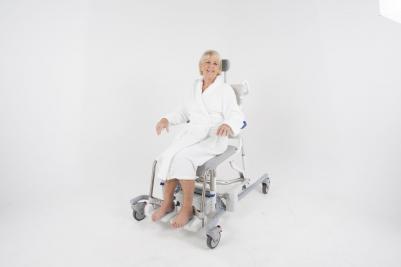 Invacare Aquatec Ocean E-VIP bad- og toiletstol med elektrisk højdeindstilling og sædekip - sikkerhed - bad til handicappede