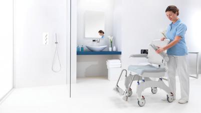 Invacare Aquatec Ocean Ergo standard bad- og toiletstol med ergonomisk sæde - sikkerhed  ved bad og toilette - hjælpemidler til handicappede og ældre
