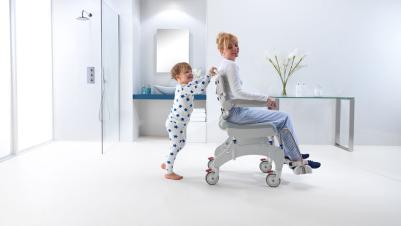 Invacare Aquatec Ocean Ergo er en standard bad- og toiletstol med ergonomisk sæde - sikkerhed  ved bad og toilette - hjælpemidler til handicappede og ældre