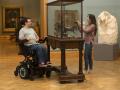 Daniel i Invacare TDX SP2 el-kørestol på museum